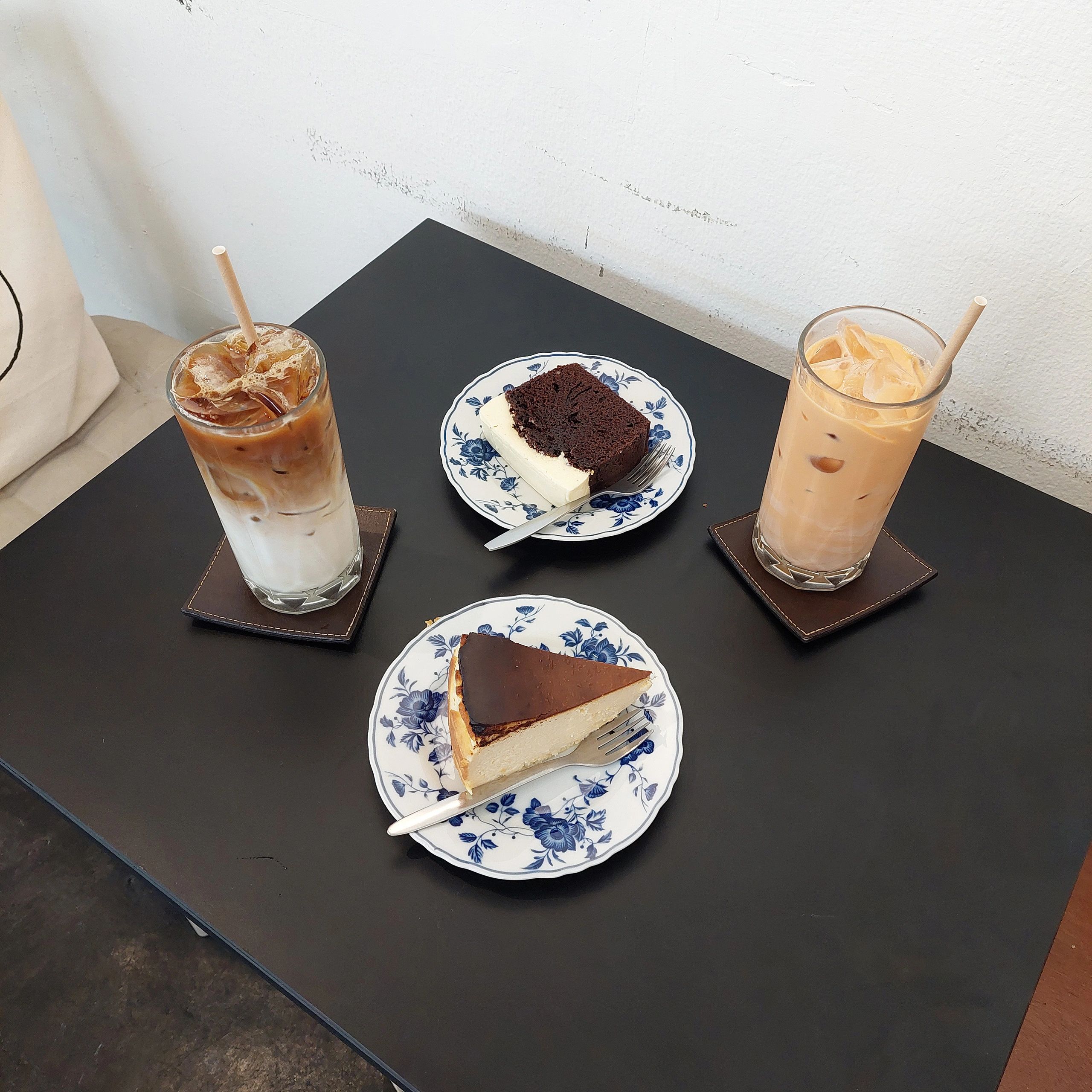 Cheesecake and café drinks on a table